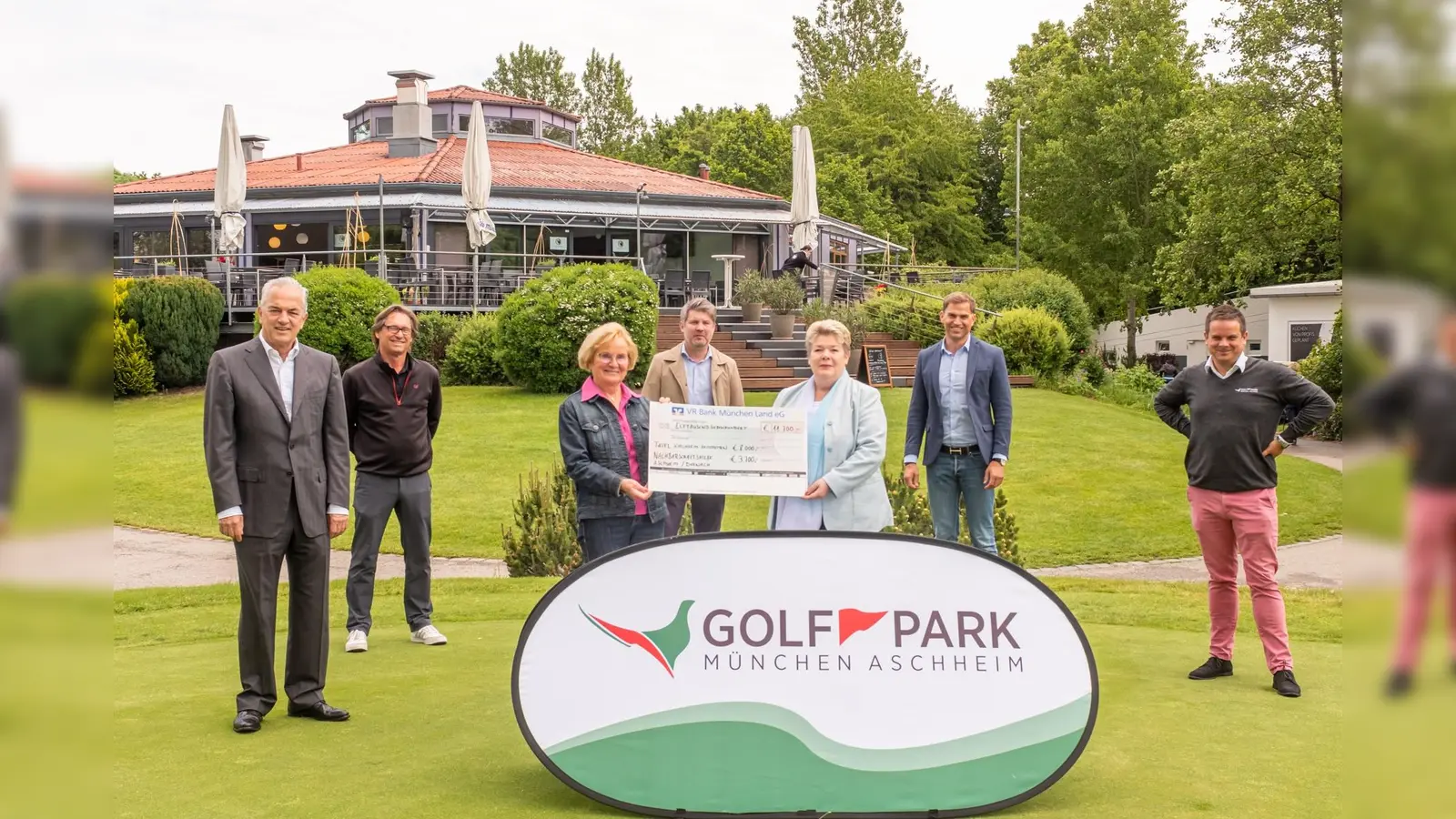 Übergabe des Spendenschecks (v.l.) Peter Rosenbaum, Roland Gigl (Beiräte Golfpark), Marianne Eichinger (Tafel Kirchheim-Heimstetten), Thomas Glashauser (Bgm. Aschheim), Claudia Dustmann (Nachbarschaftshilfe Aschheim / Dornach), Maximilian Böltl (Bgm. Kirchheim), Jochen Hornig (Geschäftsführer Golfpark)  (Foto: Herbert Wirtz)