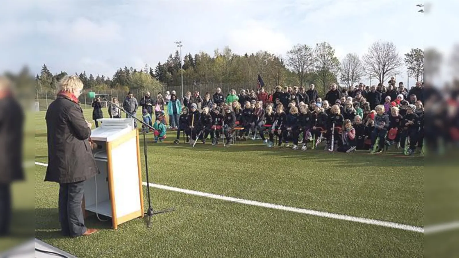 Bürgermeisterin Ursula Mayer freute sich gemeinsam mit den künftigen Nutzern der SpVgg über den gelungenen Kunstrasenplatz.	 (Foto: hw)