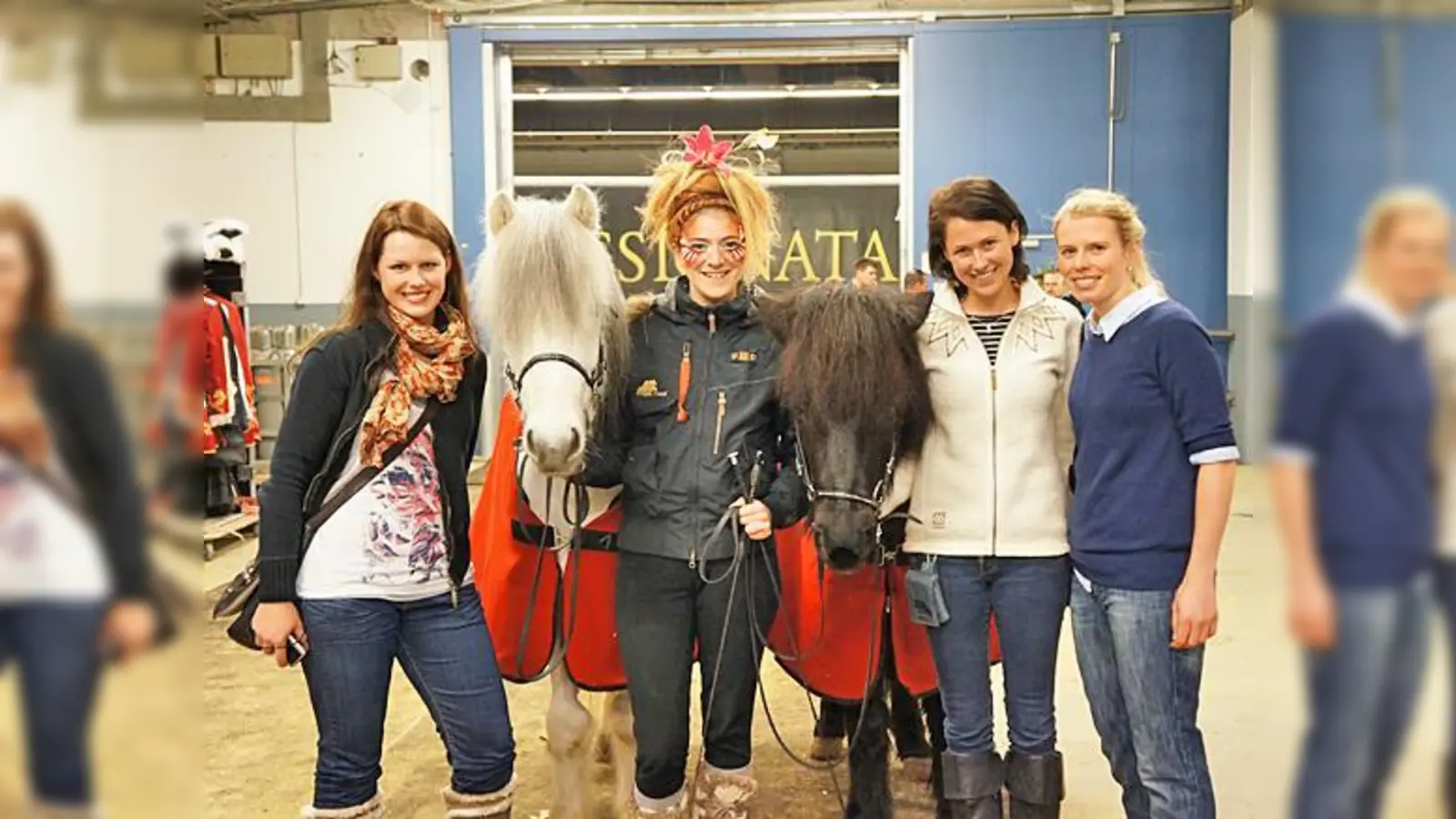 Die Gewinnerinnen Juliane Reichert (r.) und Anne-Kathrin Böhner (l.) freuten sich Meike Arnason (2.v.r.) und eines ihre Crew-Mitglieder treffen zu dürfen.  (Fotos: hw)