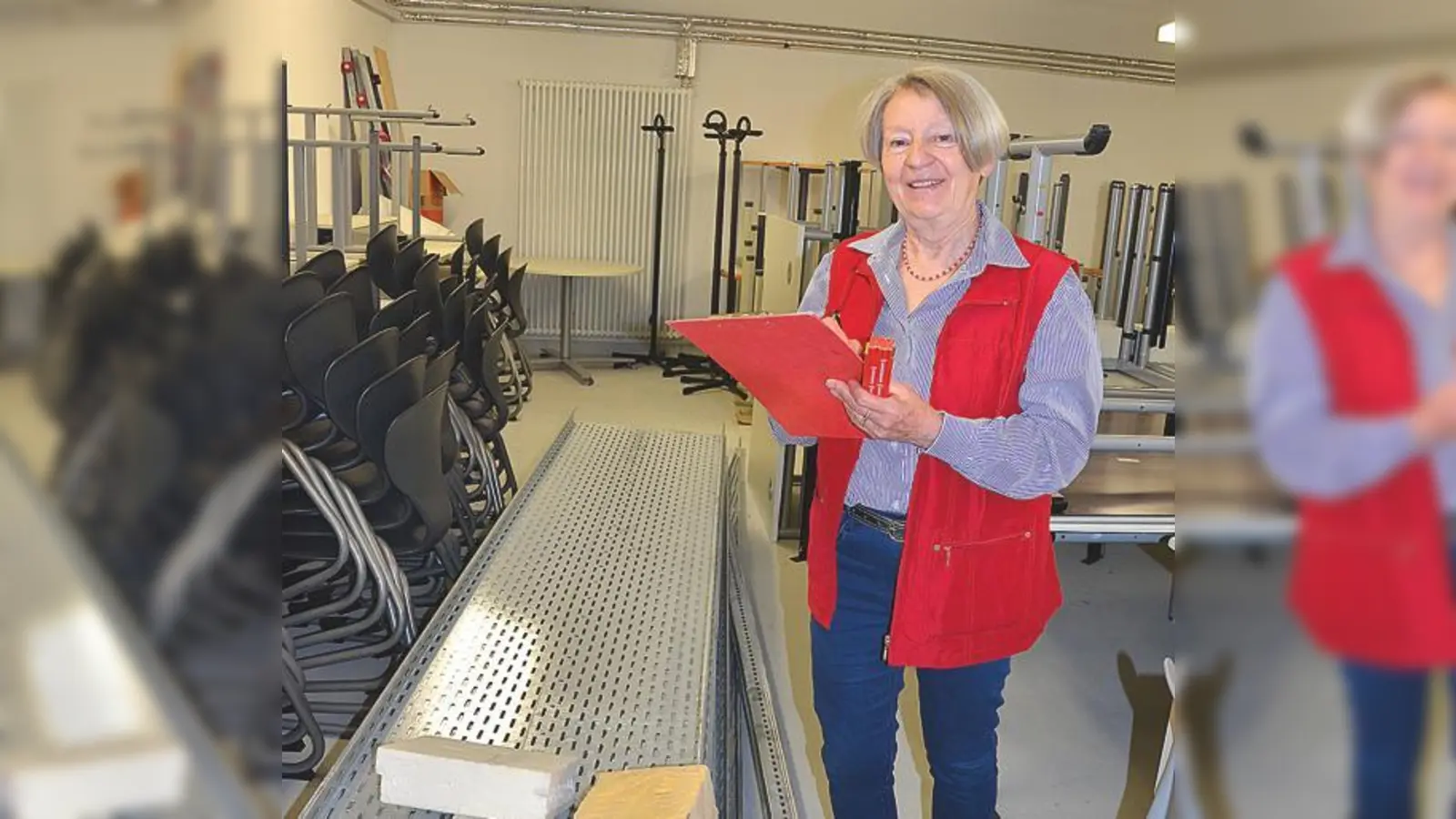 Sybille Reimann im Keller des GO mit ihrem für sie typischen roten Klemmbrett und dem roten Meter- stab.	 (Foto: MO)