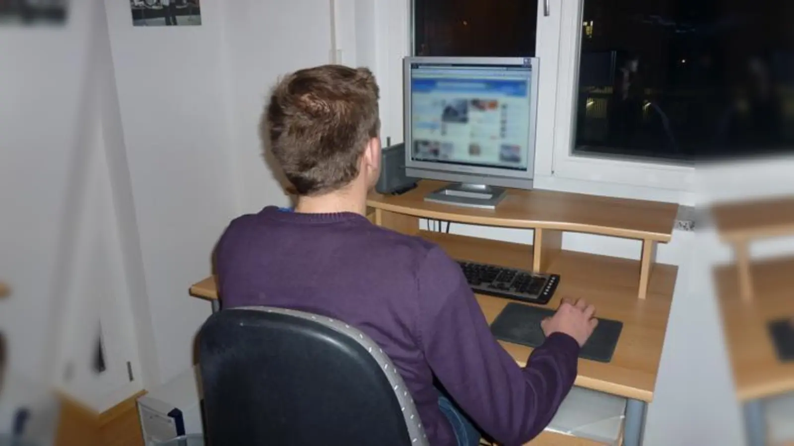 Leben in der virtuellen Welt: Wer mehr als sechs Stunden pro Tag im Internet abhängt, gilt als internetsüchtig.  (Foto: sm)