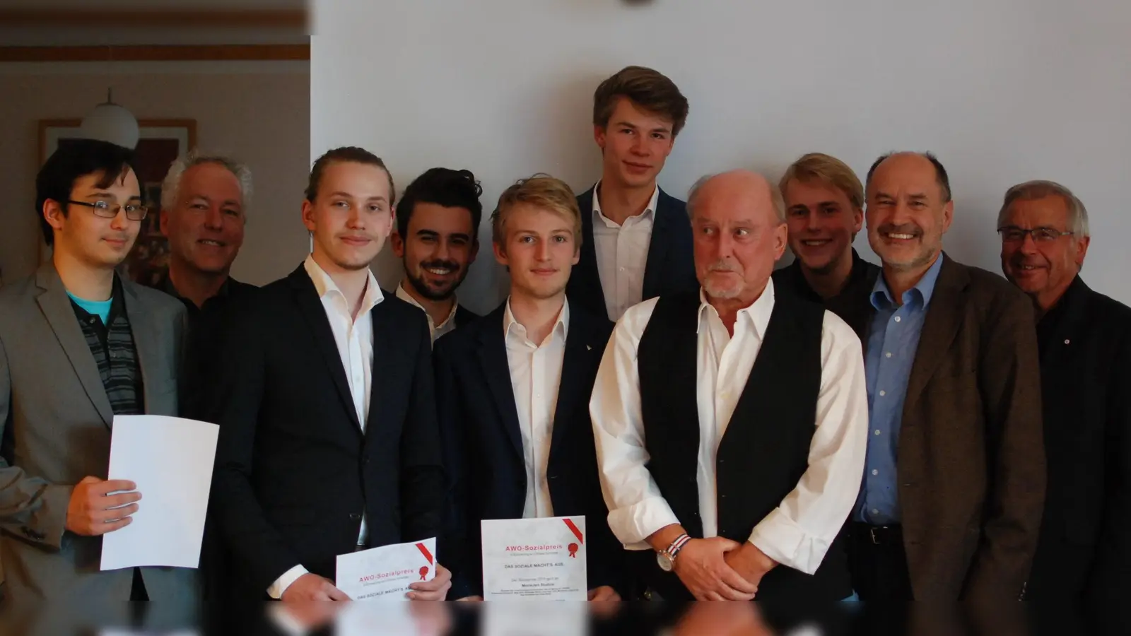 Bürgermeister Günter Heyland, AWO-Vorsitzender Hans Kopp, AWO-Kreisvorsitzender Max Wagmann, Preisträger Heinz Hagen und die Jugendlichen von MovieJam Studios. (Foto: VA)