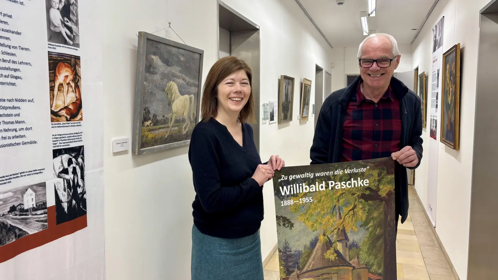 Archivleiterin Barbara Reinicke und Wolf Heinrich, der Enkel des Malers Willibald Paschke, in den Archivräumen. (Foto: Ulrike Seiffert)