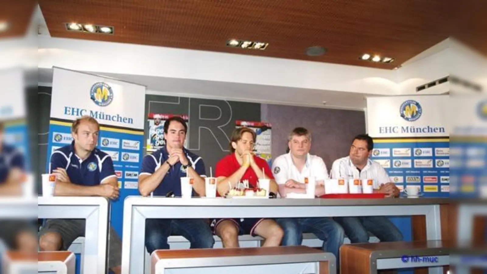 Daniel Hilpert, Patrik Vogl, Sven Gerbig, EHC-Pressesprecher Carsten Zehm und Christian Winkler stellen sich den Fragen der Journalisten.	 (Foto: hh-muc)