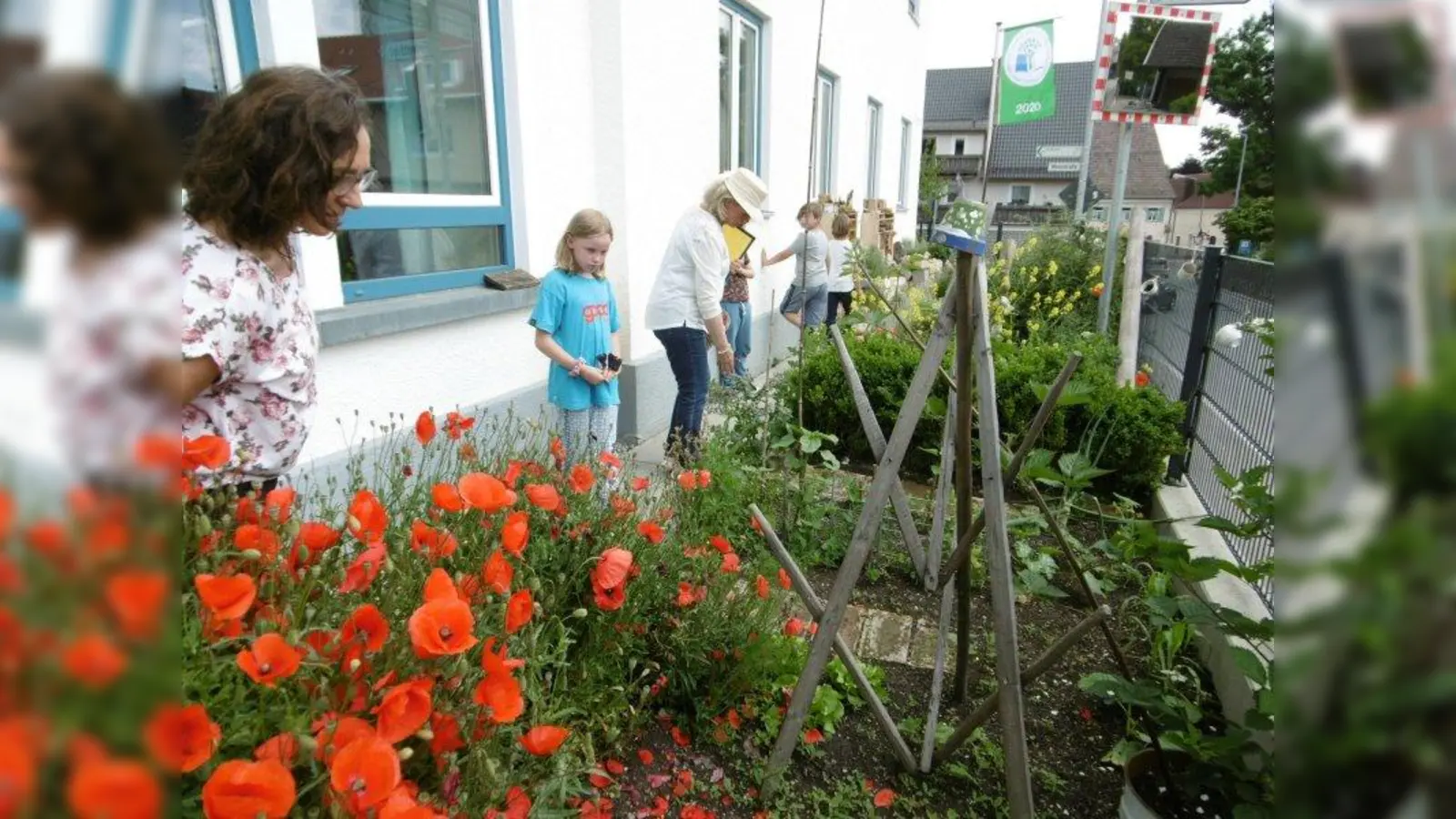 Kinder der Montessori-Schule Inning begutachten mit Frau Lechner und Frau Breitenberger vom Gartenbauverein das Klassenbeet, auf dem es üppig blüht. (Foto: Micha Beck)