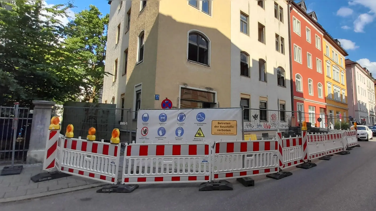 Der Altbau in der Ligsalzstraße 25 wird jetzt abgerissen. (Foto: Beatrix Köber)