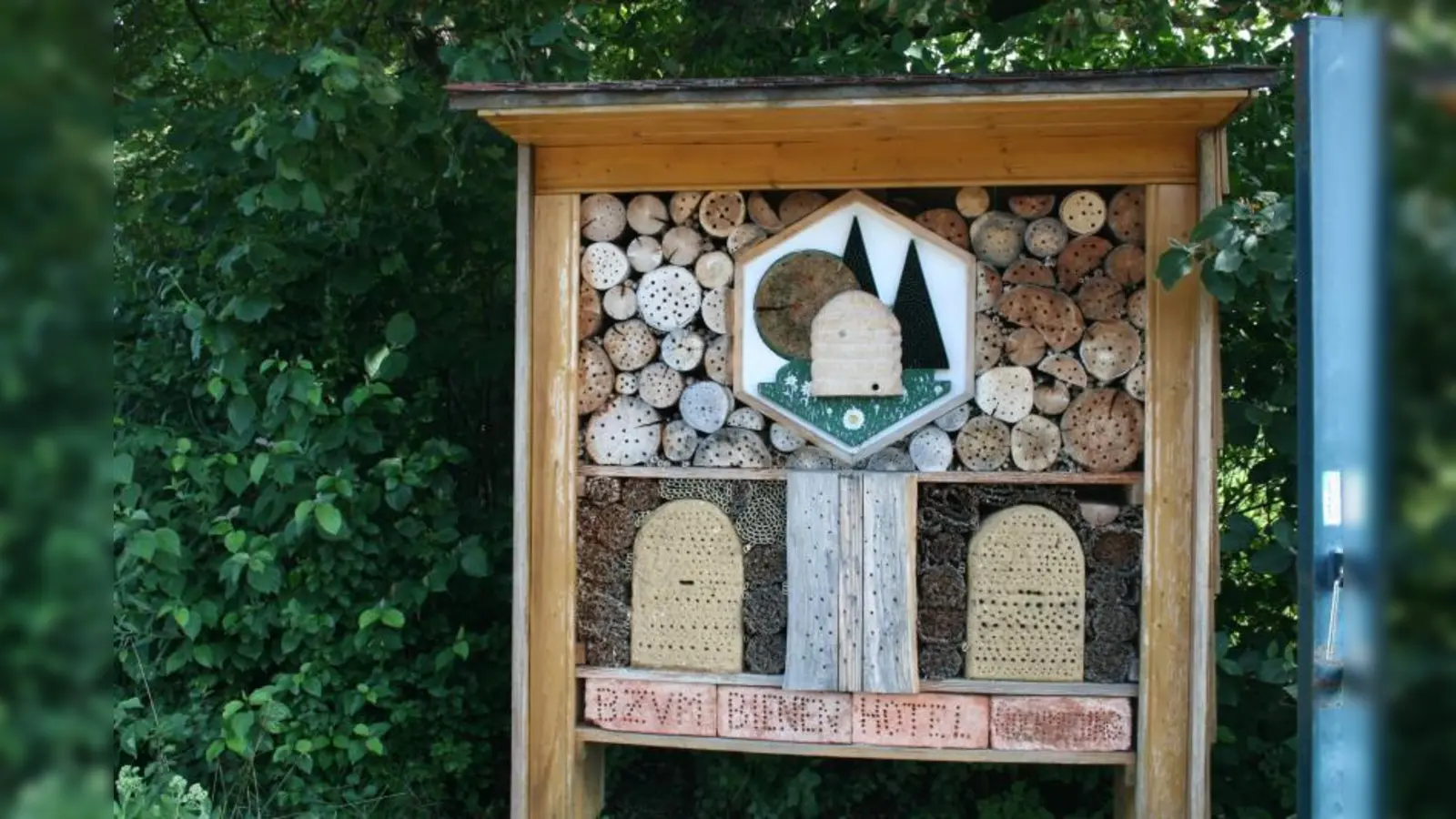 Gleich am Eingang des Lehrbienenstandes steht ein Wildbienenhotel. (Foto: AR)