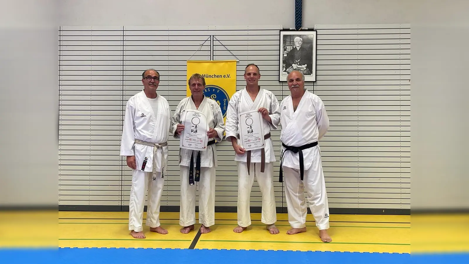 Die Karateka des TSV zwischen ihren Prüfern: Arnim Junack (2. v. l.) hat nun den 1. DAN und Wolfgang Kramer (3. v. l.) den 5. DAN. (Foto: TSV Neufahrn)
