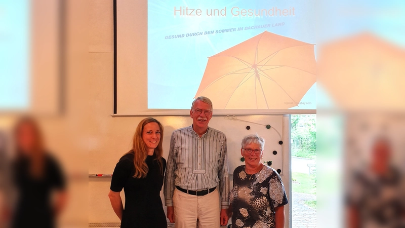 Christina Ritter vom Dachauer Gesundheitsamt (links) gemeinsam mit Burkhard Haneke, Seniorenbeauftragter in Röhrmoos, und Josefa Westermaier, Mitglied des Runden Tisches und Koordinatorin der Seniorennachmittage. (Foto: Gemeinde Röhrmoos)