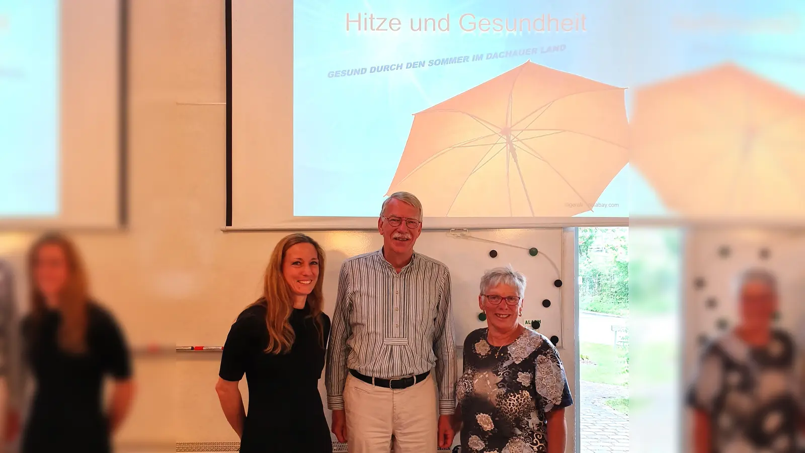 Christina Ritter vom Dachauer Gesundheitsamt (links) gemeinsam mit Burkhard Haneke, Seniorenbeauftragter in Röhrmoos, und Josefa Westermaier, Mitglied des Runden Tisches und Koordinatorin der Seniorennachmittage. (Foto: Gemeinde Röhrmoos)