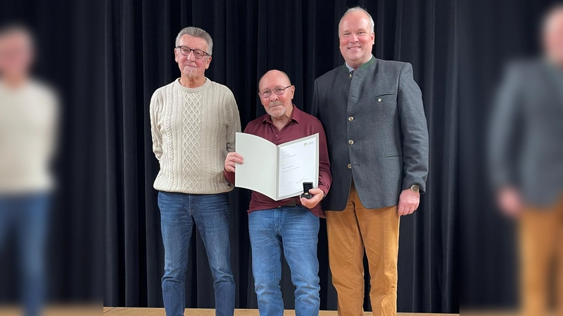 Helmuth Felixberger (Mitte) wurde für sein Engagement in der Sparte Boxen beim TSV Haar ausgezeichnet. Es gratulierten der Erste Vorstand des TSV Haar, Ewald Lindmeier (links) und Landrat Christoph Göbel (rechts). (Foto: hw)