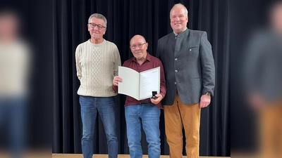 Helmuth Felixberger (Mitte) wurde für sein Engagement in der Sparte Boxen beim TSV Haar ausgezeichnet. Es gratulierten der Erste Vorstand des TSV Haar, Ewald Lindmeier (links) und Landrat Christoph Göbel (rechts). (Foto: hw)