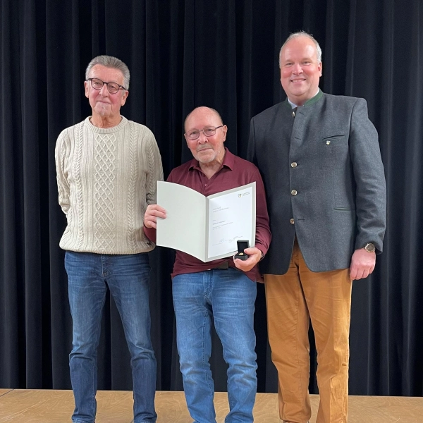 Helmuth Felixberger (Mitte) wurde für sein Engagement in der Sparte Boxen beim TSV Haar ausgezeichnet. Es gratulierten der Erste Vorstand des TSV Haar, Ewald Lindmeier (links) und Landrat Christoph Göbel (rechts). (Foto: hw)