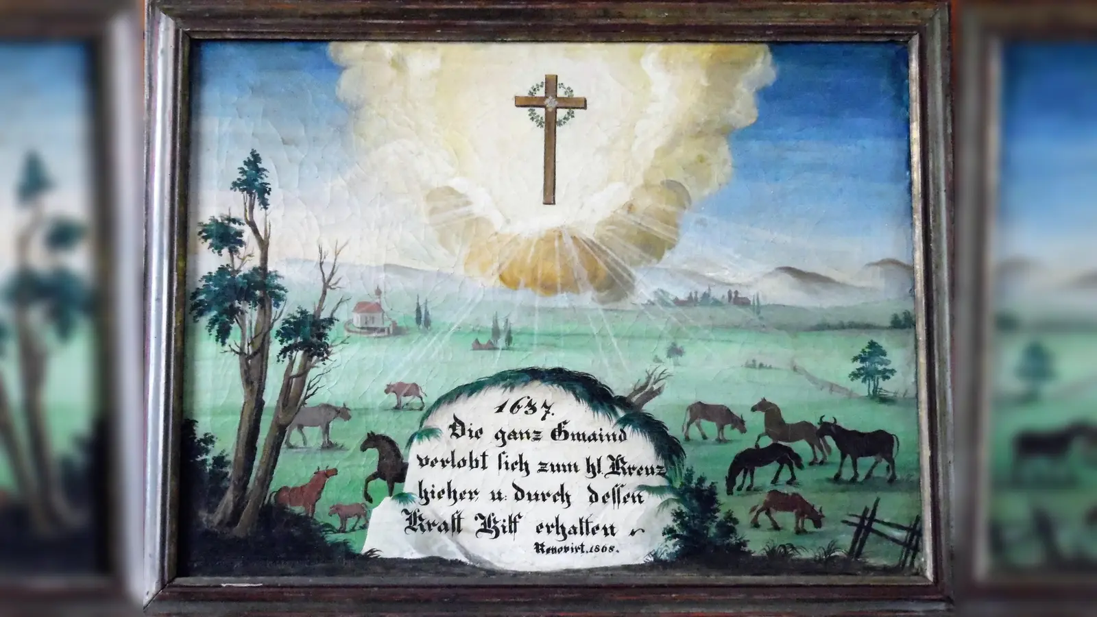 Eine Votivtafel mit der Inschrift: „1637 Die ganze Gmaind verlobt sich zum hl. Kreuz hierher und durch dessen Kraft Hilf erhalten“ ist in der Kirche zu bewundern. (Foto: Georg Rittler)