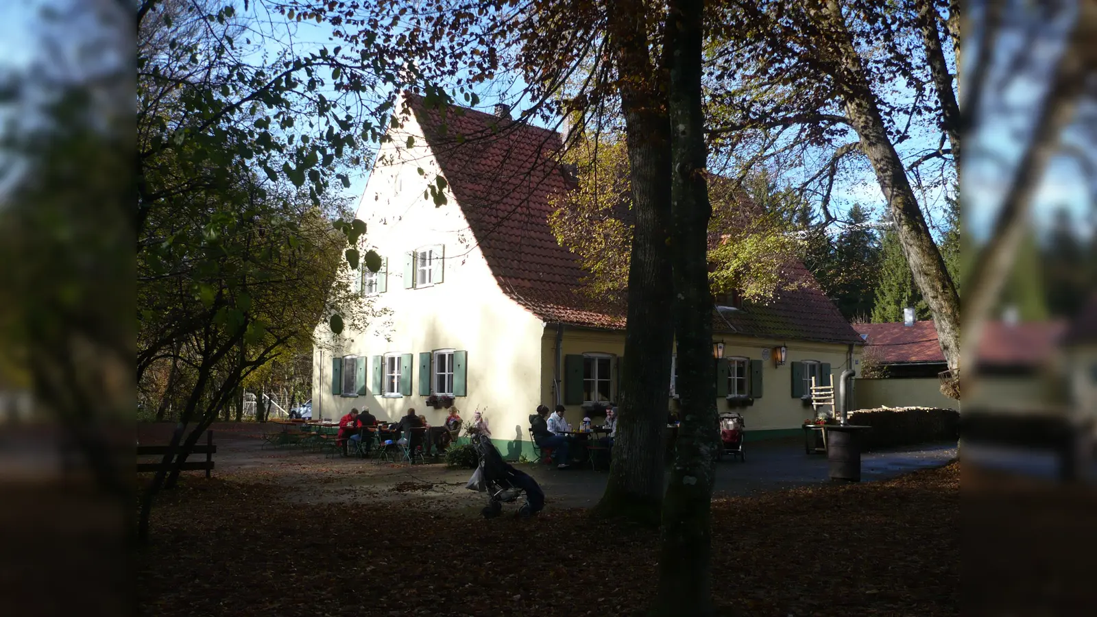 Der Ebersberger Forst beherbergt viele idyllische Ausflugsziele. Das Forsthaus in der Hohenlindener Sauschütt gehört dazu. (Foto: Keuk, CC BY-SA 3.0)