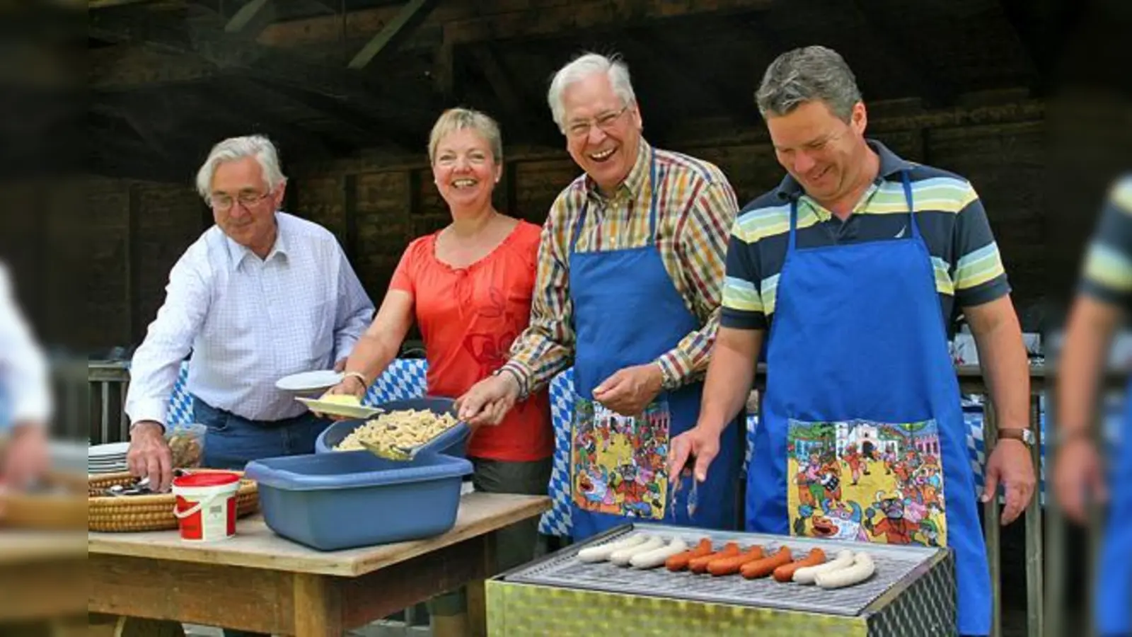 Gemeinsam grillen, gemeinsam feiern: Wolfgang ­Kuny, Lydia Reiter, Constantin von Rom und Stephan Bitterwolf von der Grünwalder Tafel (v. l.).	 (Foto: hol)