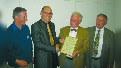 Der Vorsitzende der Bürgervereinigung Obermenzing e.V., Frieder Vogelsgesang (2. v.l.) dankt Berthold Eder für seine langjährige Mitarbeit und überreicht die Urkunde zur Ehrenmitgliedschaft. Rechts im Bild der stellvertretende Vorsitzende Ernst Eschenweck, links Schatzmeister Thomas Hasselwander. (Foto: pi)