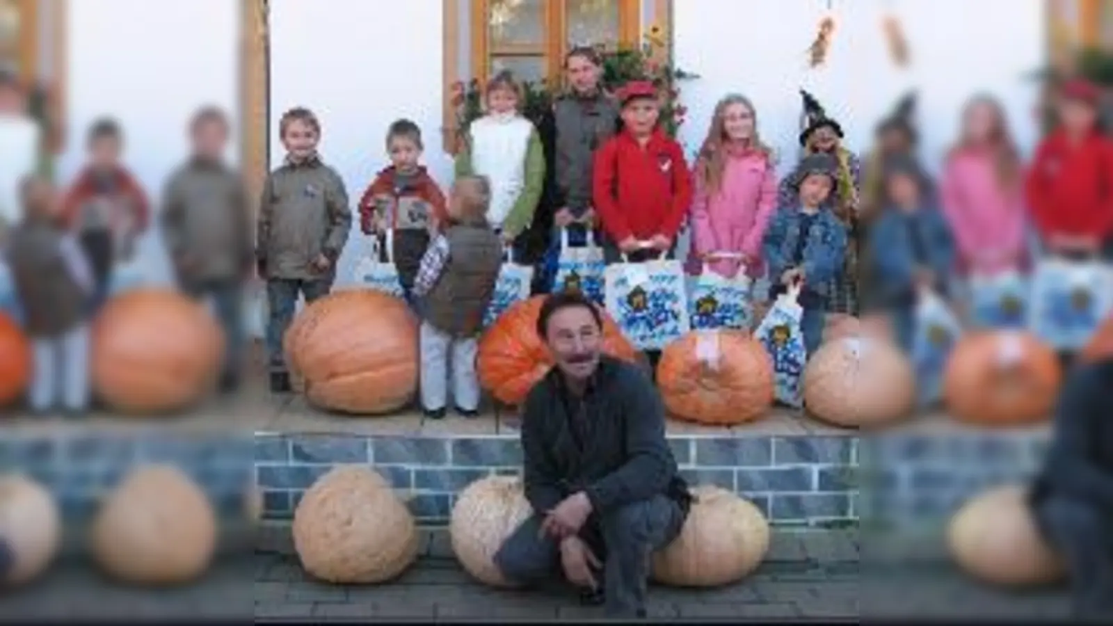 Bayern-Park-Chef Josef Hochholzer (vorne) mit den jungen Gewinnern des Kürbis-Wettbewerbs.	  (Foto: wh)