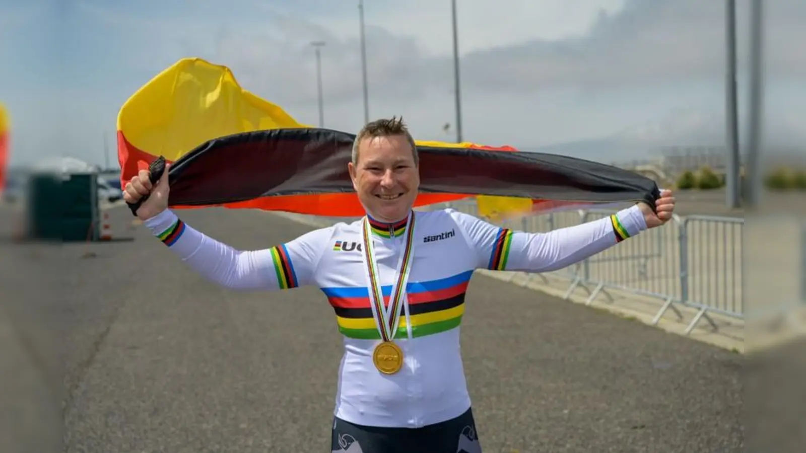 Paracyclistin Angelika Dreock-Käser, hier auf dem Siegerfoto als Weltmeisterin im Zeitfahren. (Foto: Oliver Kremer)
