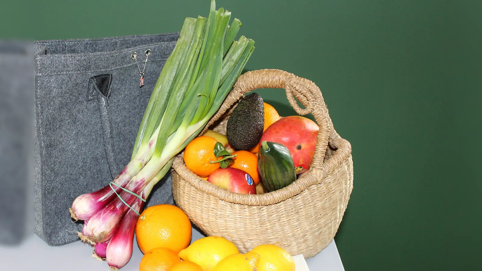 Aussortierte, aber noch vollkommen gute Lebensmittel verarbeitet die Community Kitchen zu schmackhaften Mahlzeiten. Bis Ende Juli kann diese jedermann in der Rathauskantine probieren.  (Foto: dek)