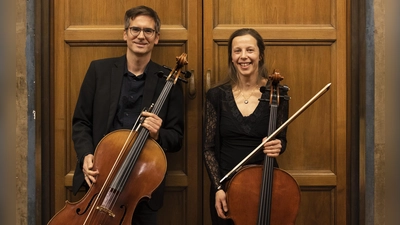 Es spielt die Formation DuoDueVioloncelli mit Gisela Auspurg und Wolfgang Bareiß. (Foto: DuoDueVioloncelli)
