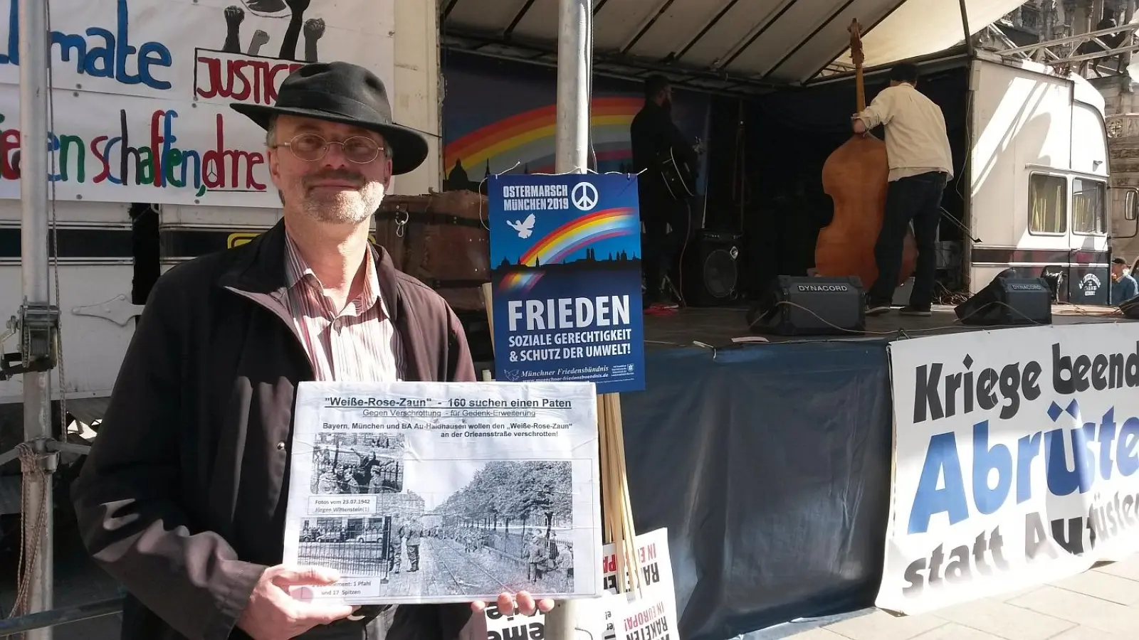 Werner Thiel hat seinen Plan der Schulen als "Zaunpaten" kürzlich auf dem Ostermarsch vorgestellt. (Foto: privat)