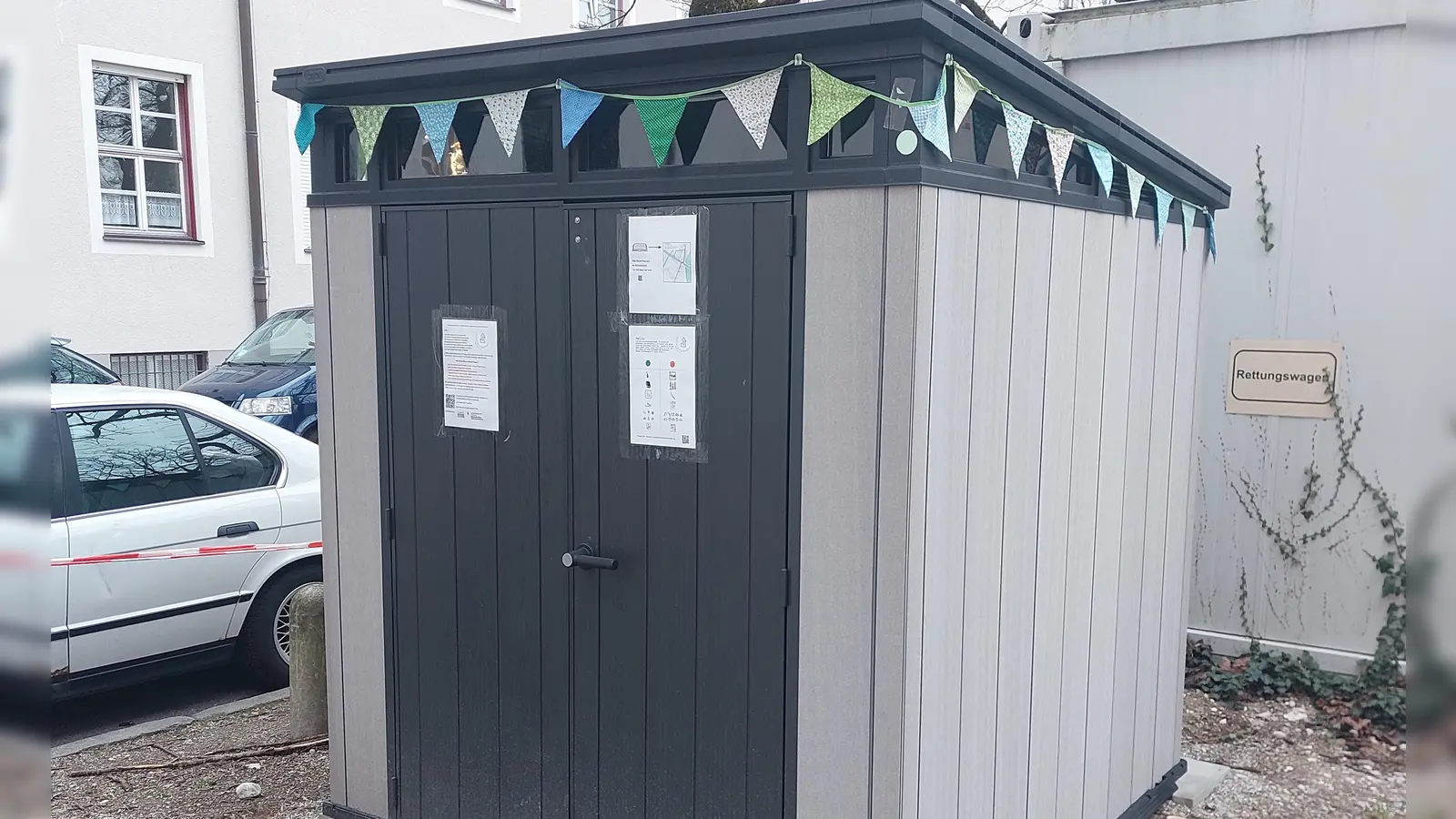 Mittauschen erwünscht: Der Kreislaufschrank „Au Fein” steht seit Mitte Januar am Mariahilfplatz. (Foto: bas)