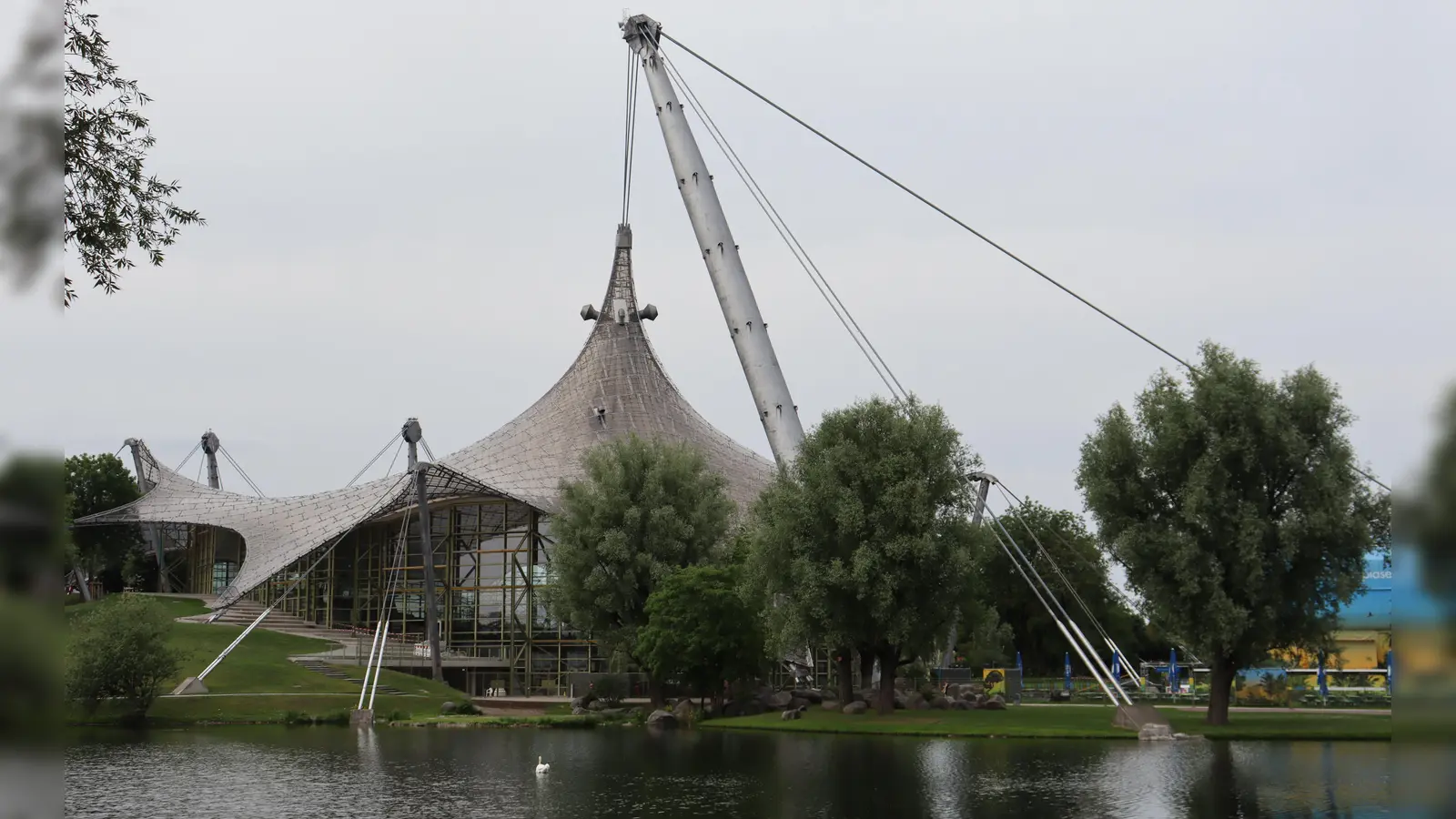 An ein Zirkuszelt soll die Dachkonstruktion im Olympiapark erinnern. Ab 2026 wird sie zum zweiten Mal seit Errichtung saniert.  (Foto: mha)