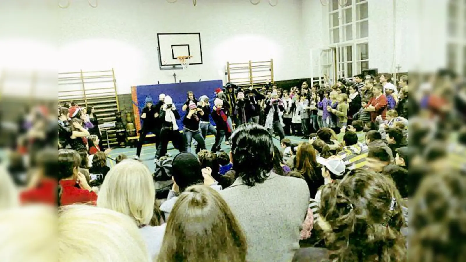 Gut besucht war die Weihnachtsfeier der Hauptschule in Moosach am 22. Dezember.	 (Foto: Privat)