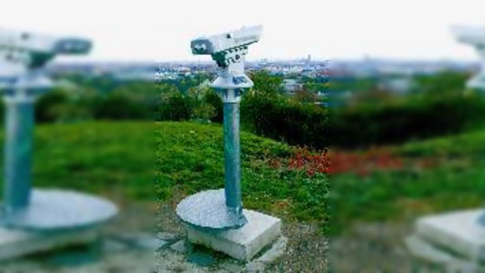 Das Standbein des Fernrohrs zum Olympiapark hin ist verschwunden, das andere haben die unbekannten Täter  (verschont.Fotos: cr)