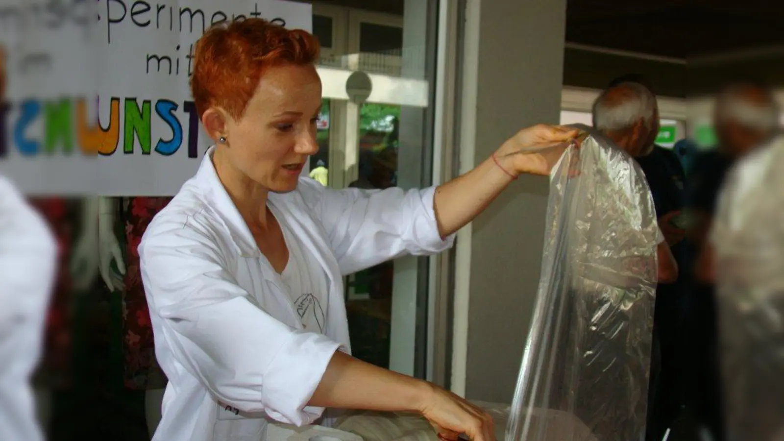 Agnieszka Spizewska führt ein Experiment zum Thema Wärme und Plastik vor. (Foto: pst)
