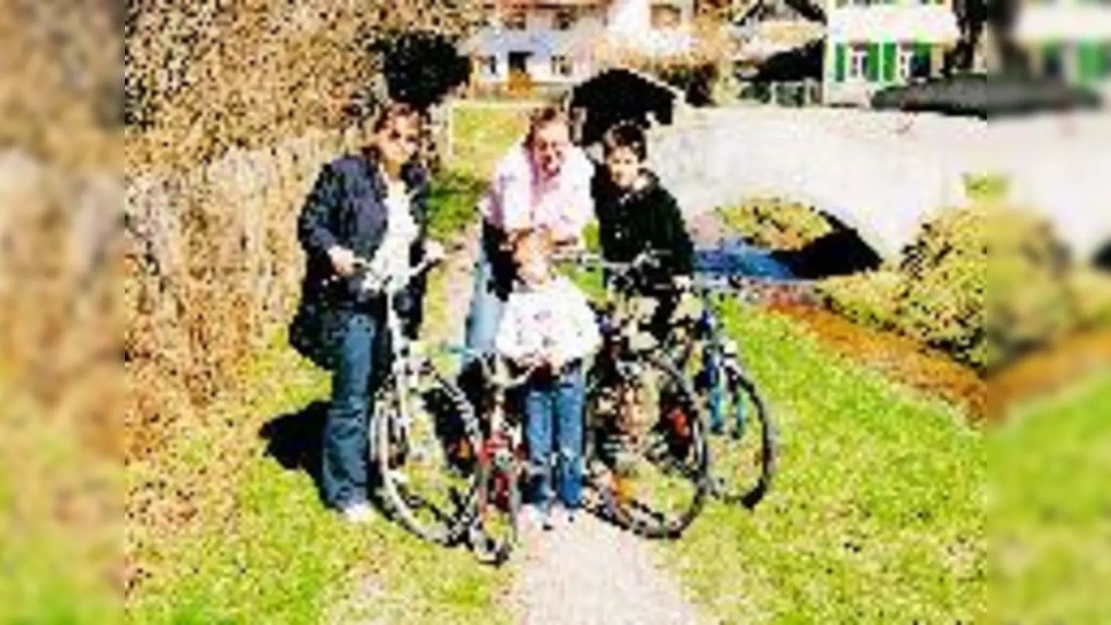 Anna (6) lebt jetzt bei ihren Adoptiveltern Juliane und Wolfgang Staltmaier und ihrem Stiefbruder Moritz Staltmaier (12, re.).      (Fotos: Privat)