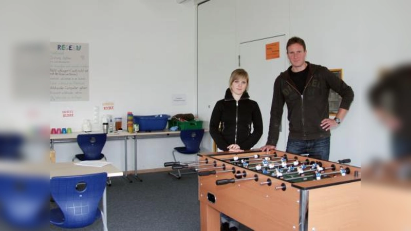 Pädagogin Evelyn Glück sowie Lehrer und Schulpsychologe Rainer Ammel im neuen „Time-Out-Raum“ des Carl-Spitzweg-Gymnasiums, der nachmittags auch von der Ganztagsklasse genutzt wird. (Foto: Eva Schraft)