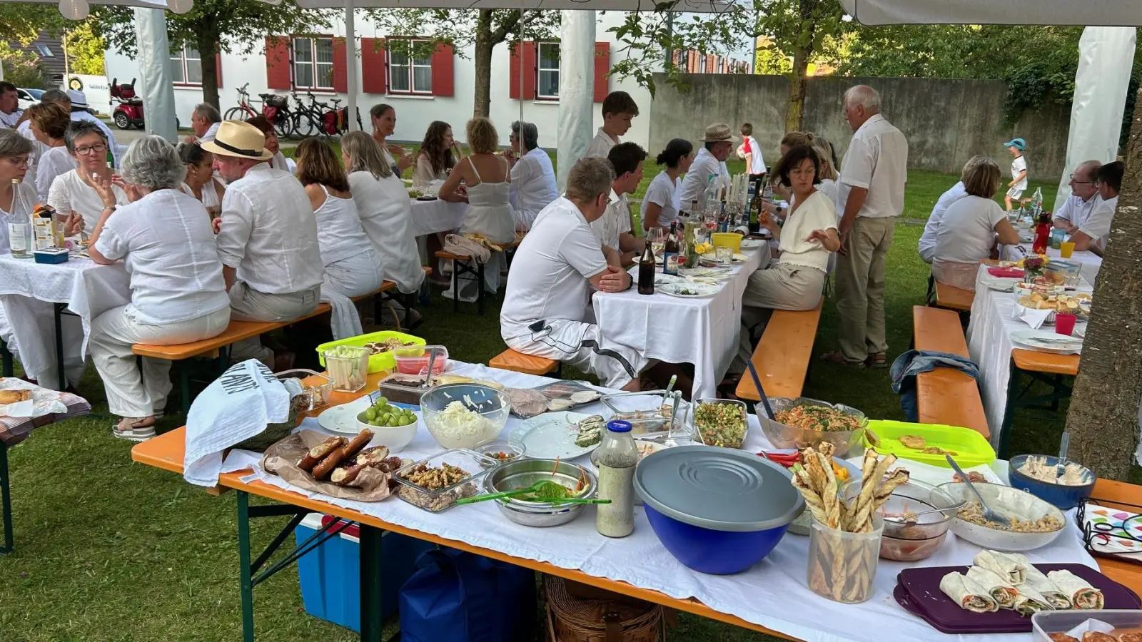 Zum zweiten Mal findet in Taufkirchen/Vils ein „Dîner en Blanc” statt. (Foto: Bernhard Drexler)