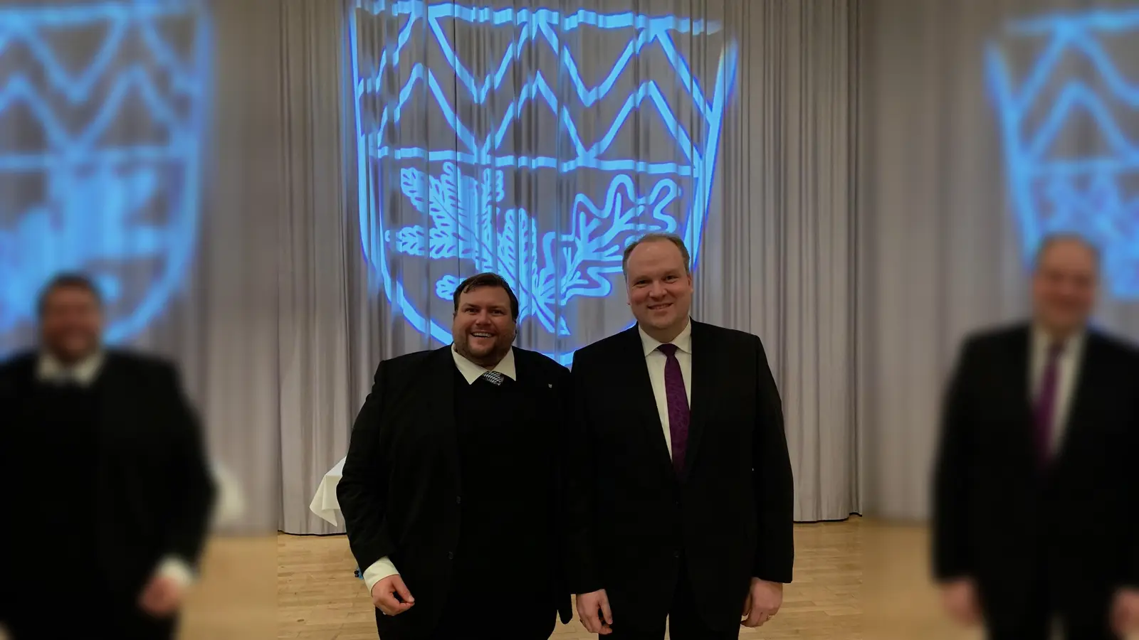 Landrat Christoph Göbel (rechts) und Unterschleißheims Zweiter Bürgermeister Stefan Krimmer freuen sich auf viele Gäste beim Fischessen. (Foto: VA)