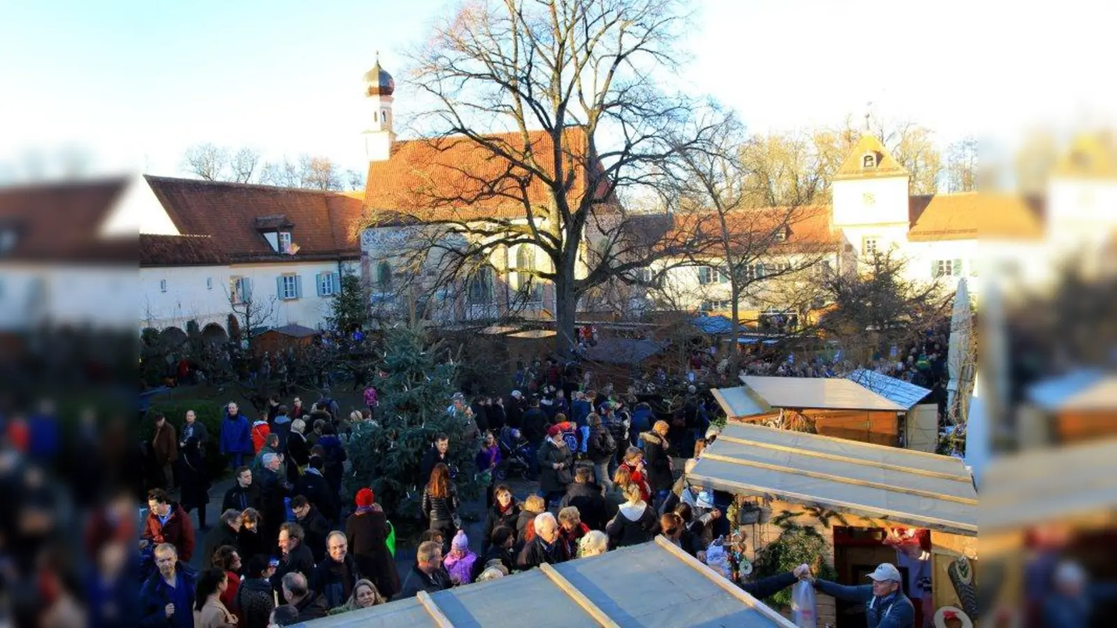 Gut gefüllt präsentiert sich der Schlosshof jedes Jahr zur Blutenburger Weihnacht. (Foto: us/Archiv)