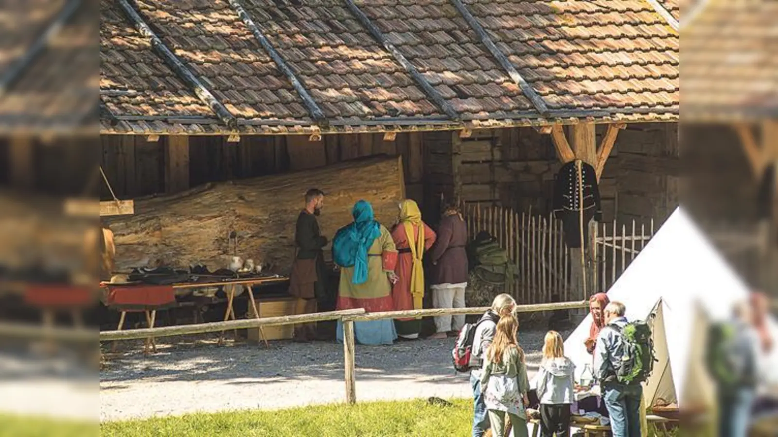 Zahlreiche Darsteller schlagen ihre Zelte auf und lassen sich bei ihren Aktivitäten gerne über die Schulter schauen.	   (Foto: Markus Wasmeier)