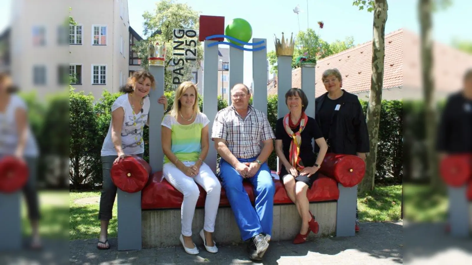 Königlich sitzen im Trauhof Pasing: Standesbeamtin Frau Binder, Rathaus-Hausmeister Robert Breu und Gudrun Koppers-Weck (v.l.) vom Kulturforum probieren es aus. Dahinter stehend zwei der Künstlerinnen Bianca Wilchfort und Bibs Hosak-Robb (v.l.) (Foto: US)