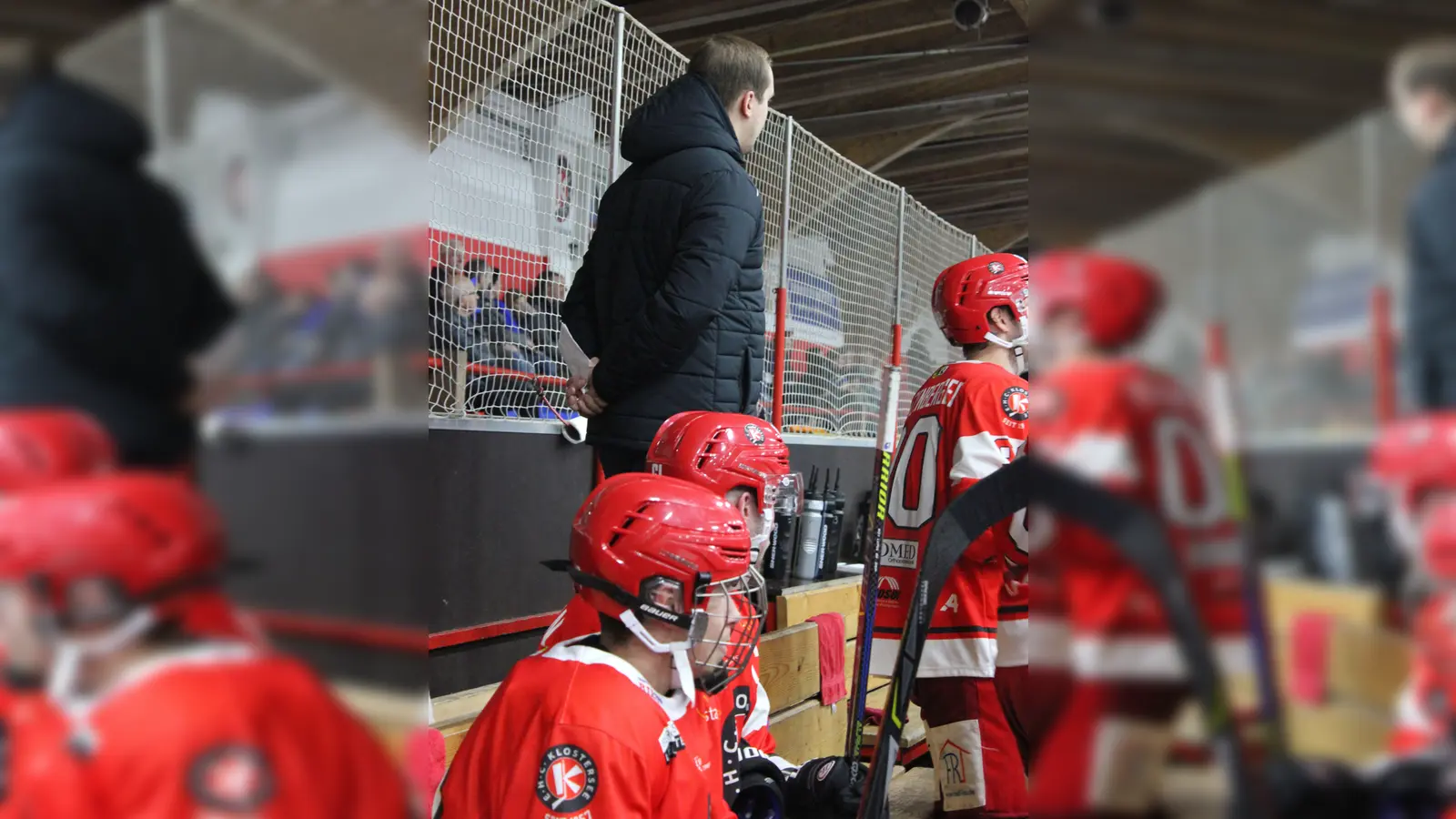 Die Mannschaftsbank beim 4:3-Heimsieg über die Passau Black Hawks mit U20-Stürmer Felix Lohmaier (ganz links) bei seinem gelungenen Pflichtspieldebüt.  (Foto: smg )