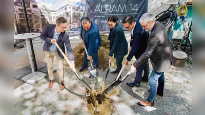 Bei der Grundsteinlegung (v.l.): Christian Bosiljanoff (Pembroke), Roland Eberhart (Implenia Hochbau GmbH), Elisabeth Merk (Stadtbaurätin LHM), Michael Ehret (ehret+klein) sowie Martin Bumann (Techn. Niederlassungsleiter, ZECH Bau).  (Foto: Thomas Friedl)