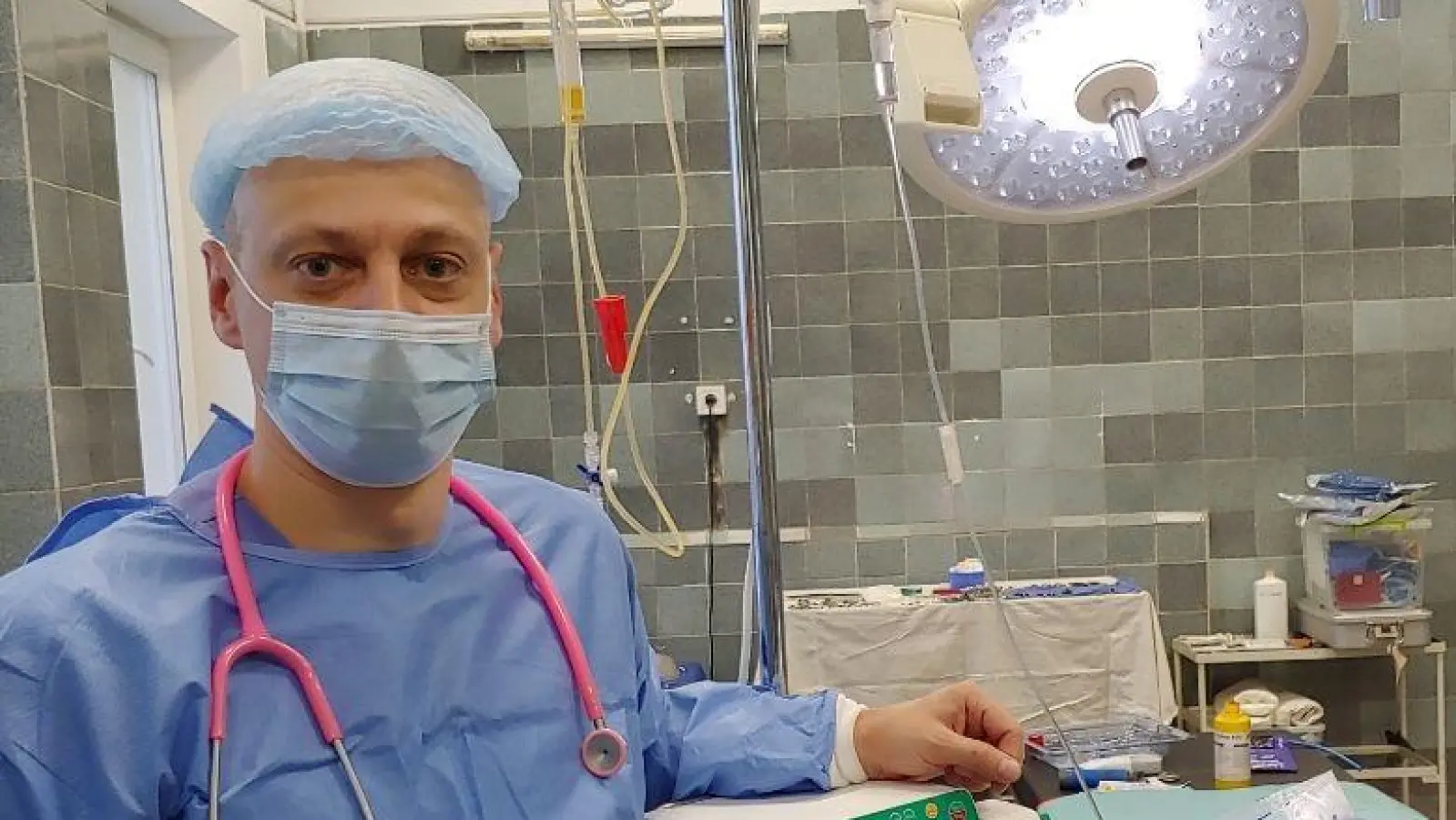 Baby an der Infusionspumpe der Deutschen Lebensbrücke. (Foto: Deutsche Lebensbrücke)