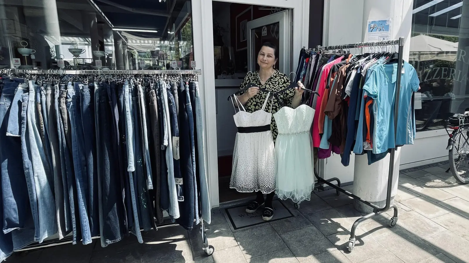 Gabriela Goltios leitet seit 10 Jahren in Unterhaching die Klawotte. Jetzt wird Geburtstag gefeiert! (Foto: hw)