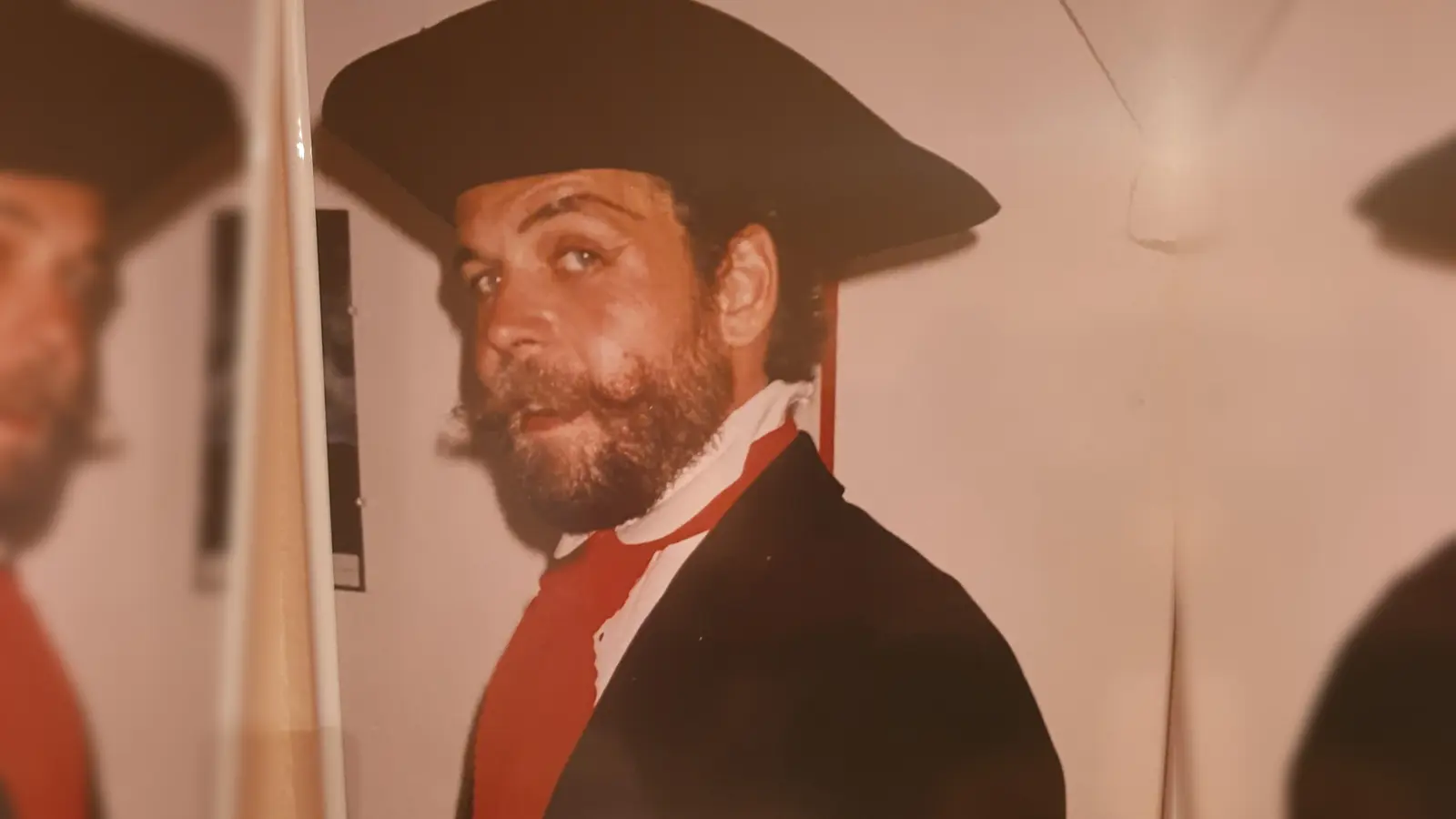 Der Teufel alias Graf Adolar von Schwarzenberg wird von Robert Hamberger verkörpert. (Foto: Kleines Münchner Theater)