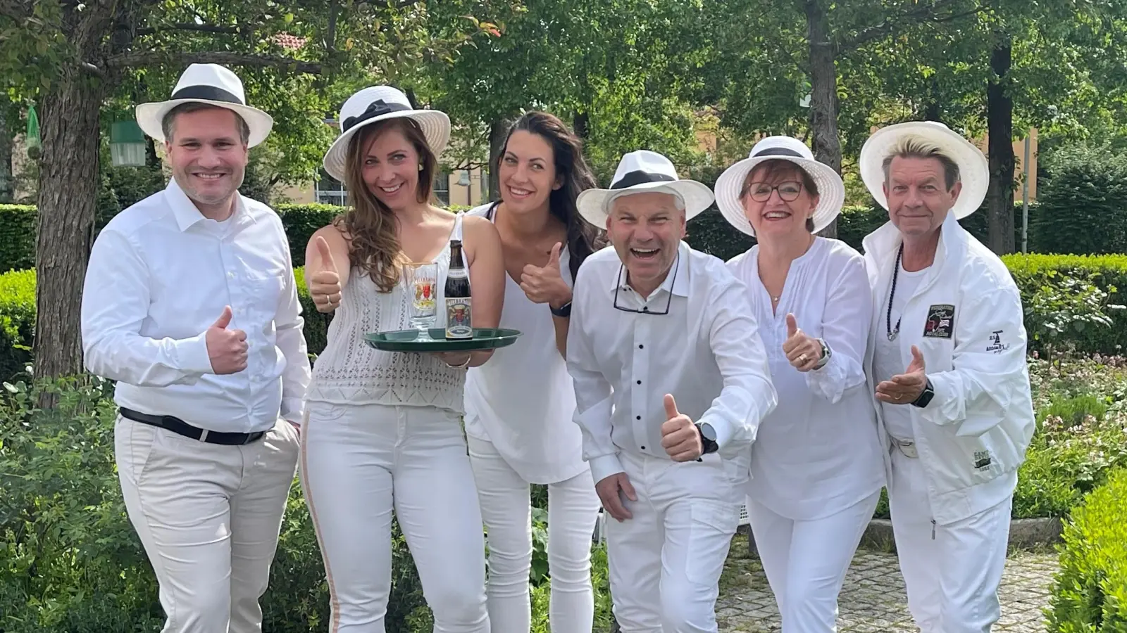 Freuen sich auf ihr 2. Weißes Fest (v.l.). CSU-Ortsvorsitzender Theodor Fall, die Wirtinnen Paula Maria Reisek u. Katharina Felicitas Weitz, Peter und Andrea Seeböck vom Trachtn-Bäda sowie DJ Woiferl von Radio 089. (Foto: hw)