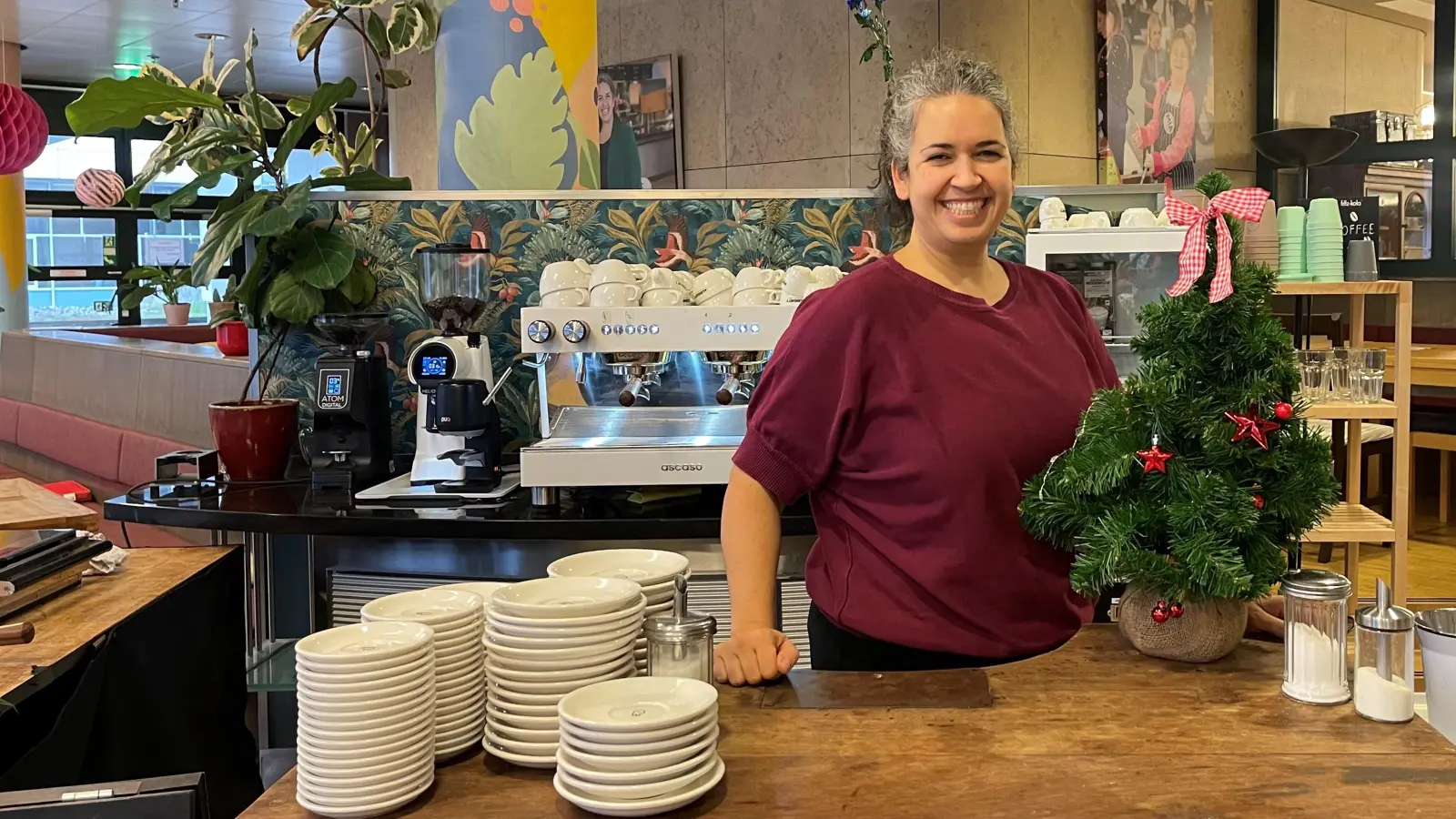 Günes Seyfarth gehört zu den Freiwilligen, die „Weihnachten gemeinsam feiern” am 24. Dezember durchführen. Sie und ihre Mitstreiter freuen sich über viele Helfer. (Foto: hw)
