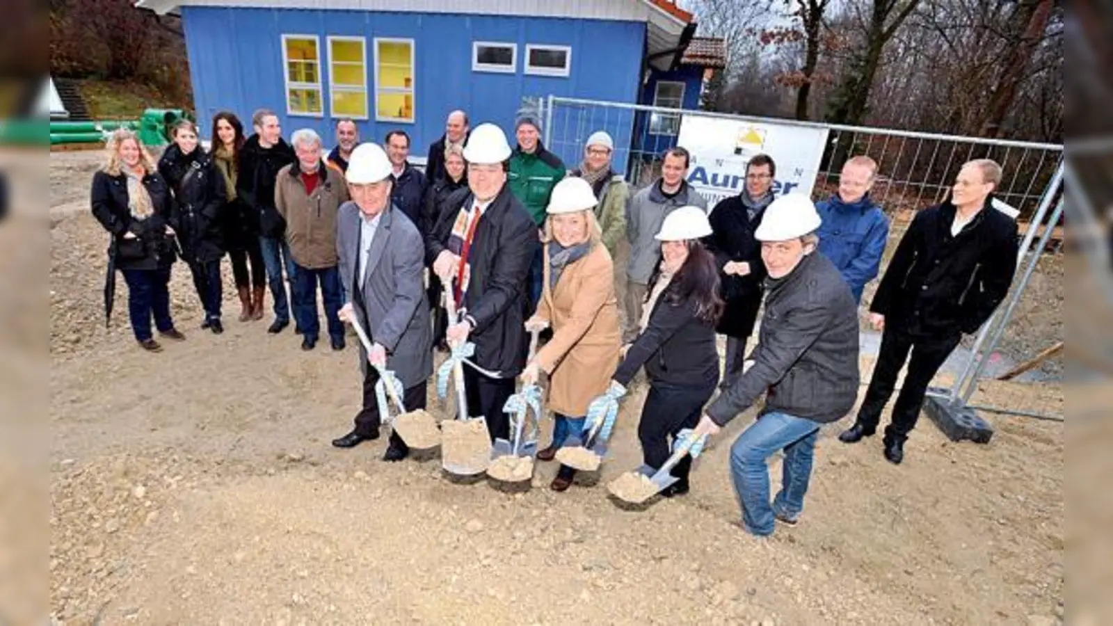 Beim Spatenstich: Werner Müller, Leiter der Bautechnik; Bürgermeister Thomas Loderer, Doris Rauscher vom Paritätischen Wohlfahrtsverband, Kindergartenleiterin Suzanna Sarközy und Architekt Max Venus.	 (Foto: Claus Schunk)