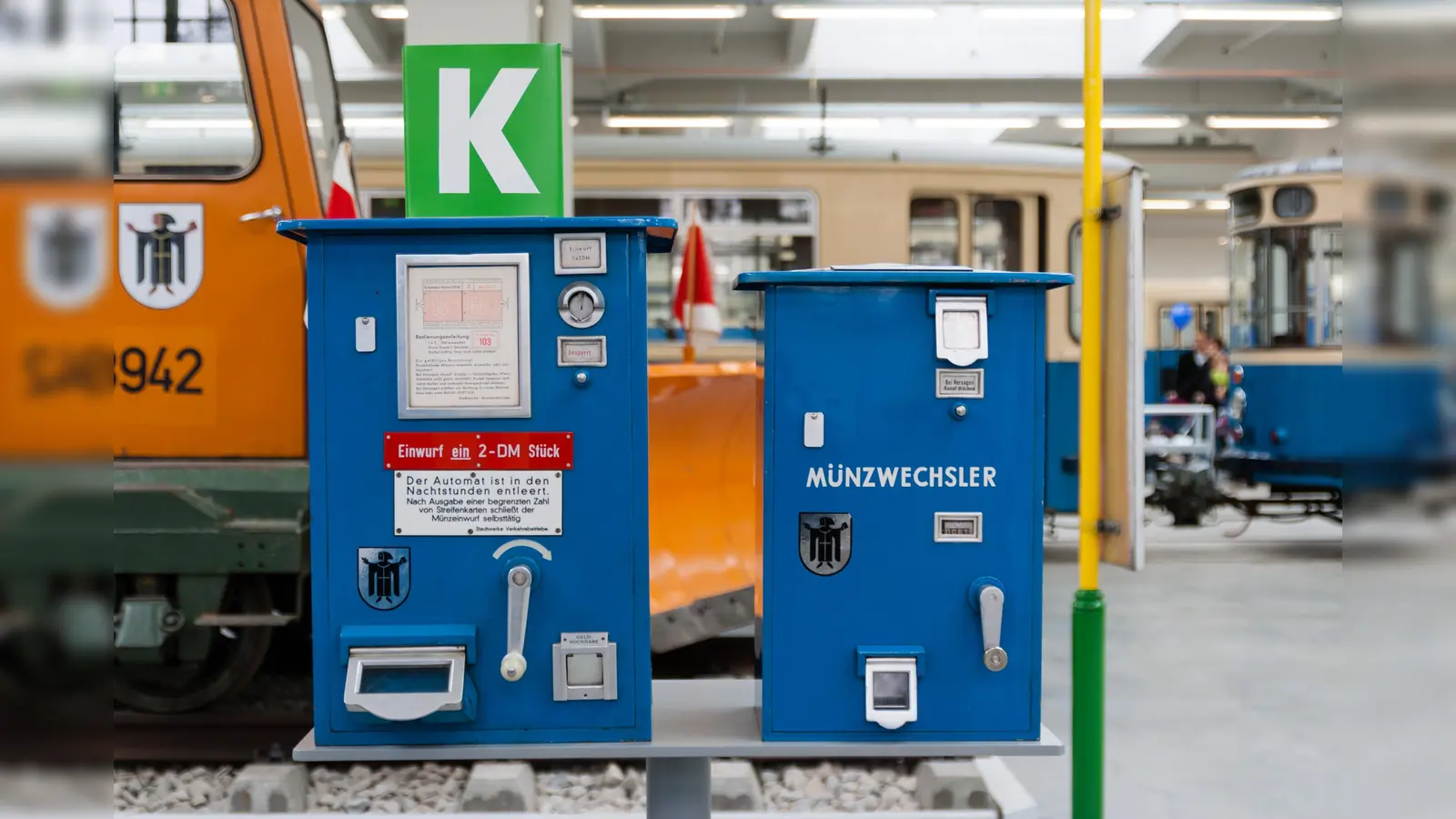 Die Besucher können auch diese historischen Fahrkartenautomaten besichtigen. (Foto: Nico Kaiser, CC BY 2.0)