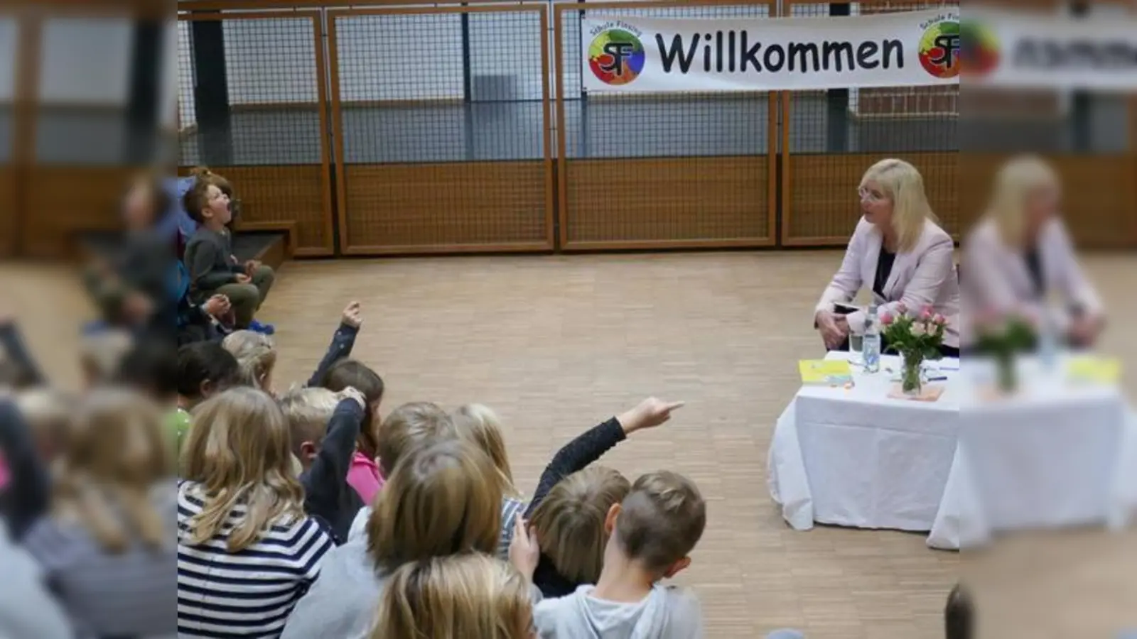 Vorlesen, zuhören, mitmachen: Ulrike Scharf beim Vorlesetag in der Grundschule Finsing.  (Foto: Büro Ulrike Scharf)