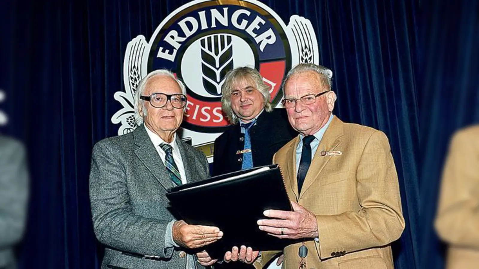 Der ehemalige Brauerei-Mitarbeiter Martin Straßer (re.) nahm gemeinsam mit dem Betriebsratsvorsitzenden Alexander Hergeth (Mitte) die Ehrung von Werner Brombach vor.	 (Foto: VA)