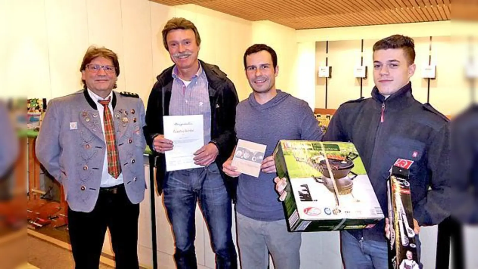 &amp;#8260;Strahlende Sieger:  Erster Schützenmeister Albert Müller (v.l.) präsentierte die Gewinner Frank Klingberg (Platz 3), Andre Steibli (Platz 1) und Benjamin Pacyga (Platz 2).	 (Foto: Verein)